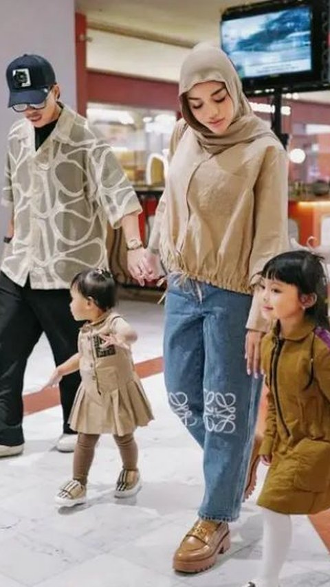 5 Potret Keluarga Atta Halilintar-Aurel Hermansyah Pakai Baju Senada di Berbagai Acara, Pilihan Stylish dan Harmonis