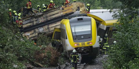 FOTO: Penampakan Kecelakaan Kereta di Hutan Jerman, Cuaca Ekstrem Diduga Jadi Penyebab