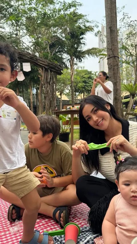 Potret Jessica Iskandar dan Vincent Verhaag Ajak Anak ke Kebun Binatang, Bahagia dengan Cara Sederhana