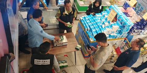 Polisi Sidak Pasar Swalayan di Bandung, Cek Merek Beras Oplosan