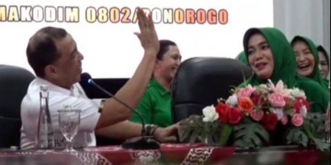 Jenderal TNI Candai Istri Bukan Macan tapi Imut Bak Kelinci, Ujungnya Tak Terduga Bikin Semua Anak Buah Tertawa