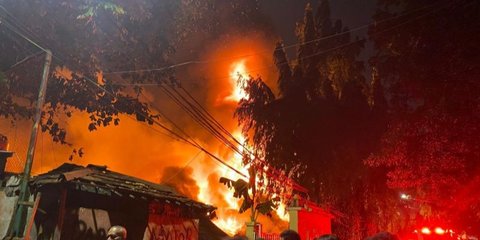 VIDEO: Wajah Pilu Pedagang Taman Puring Mengais Barang, Kondisi Kios Hangus Usai Kebakaran Hebat