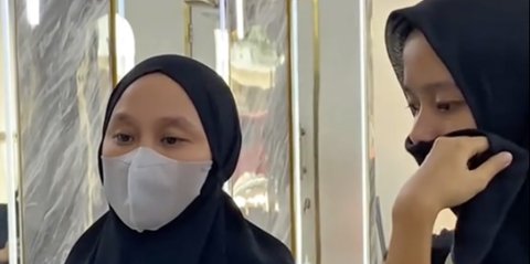 Seorang Ibu Datang ke Salon Minta Rambutnya Dipotong Habis, Alasannya Bikin Banjir Air Mata