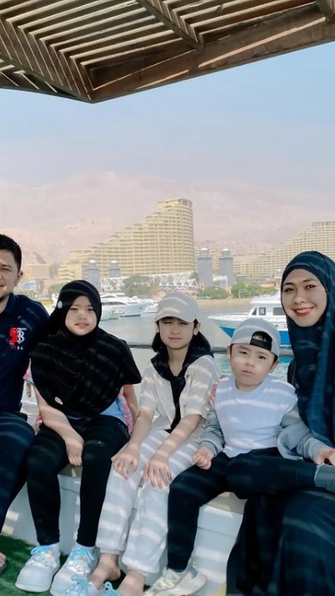 Potret Momen Liburan Oki Setiana Dewi Bersama Anak di Kairo, Penuh Kehangatan