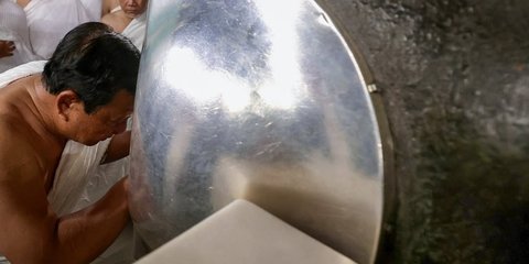 FOTO: Khidmat Cium Hajar Aswad, Momen Prabowo Tunaikan Ibadah Umrah di Sela Kunjungan ke Arab Saudi