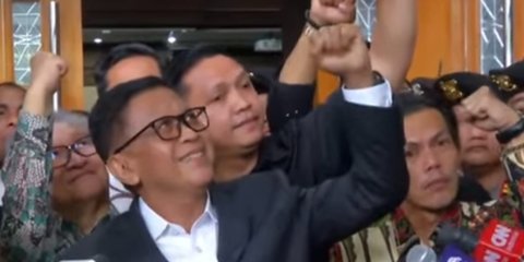 Usai Dituntut 7 Tahun Penjara, Hasto Kristiyanto Kepalkan Tangan ke Atas Lalu Teriak 'Merdeka'