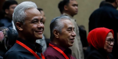 FOTO: Senyum Ganjar Pranowo Temani Hasto Kristiyanto Hadapi Tuntutan Jaksa KPK