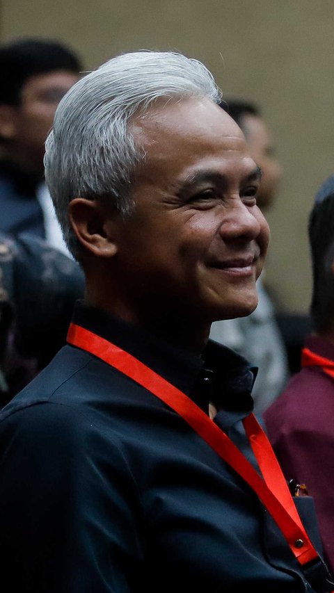 FOTO: Senyum Ganjar Pranowo Temani Hasto Kristiyanto Hadapi Tuntutan Jaksa KPK