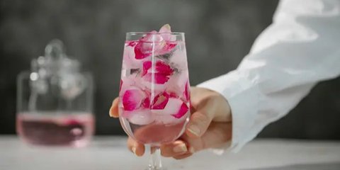 Banyak yang Tidak Diketahui, Ternyata Air Mawar Bisa Bikin Glowing yang Alami
