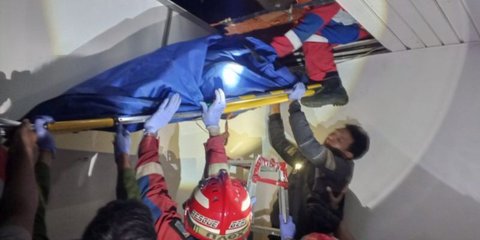 Mayat Pria Ditemukan Membusuk di Plafon Pabrik Obat di Pulogadung Jaktim, Evakuasi Jenazah Dramatis