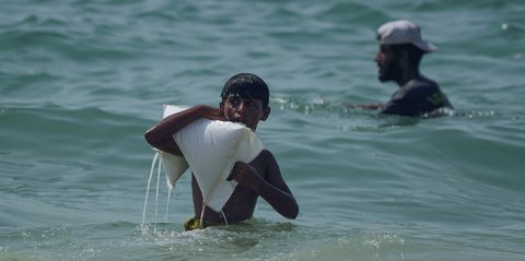 FOTO: Di Tengah Krisis, Warga Gaza Berebut Bantuan yang Tercebur ke Laut Mediterania