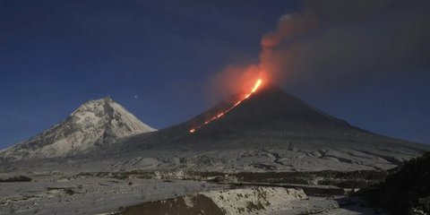 VIDEO Gunung Berapi di Rusia Meletus Setelah Gempa Dahysat 8,8 Magnitudo, Lava Panas Mengalir Deras