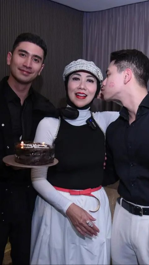 Potret Ultah Venna Melinda ke-53 Dapat Hadiah Mewah, Sempat Dikira Mobil Ternyata Sandal