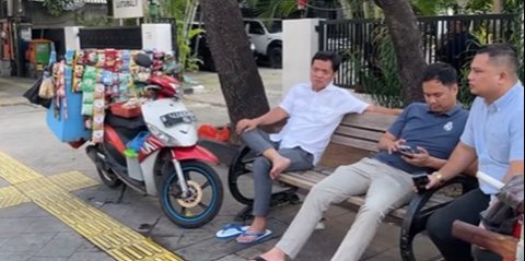Pakai Sandal Jepit, Ketua Komsi III DPRI Jajan Sate Padang di Pinggir Jalan 'Wajah Tetap Tampan'