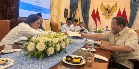 VIDEO: Momen Prabowo Kepo, Tiba-tiba Cek Isi Buku Catatan Menkeu Sri Mulyani, Ada Apa?