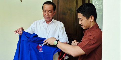 Jokowi tak Kenakan Kaos Biru Saat Reuni UGM, Ini Alasannya Bikin Kaget