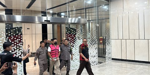 Jadi Tersangka, Kabiro KLIK Kementerian ESDM Sunindyo Pakai Rompi Tahanan dan Diborgol
