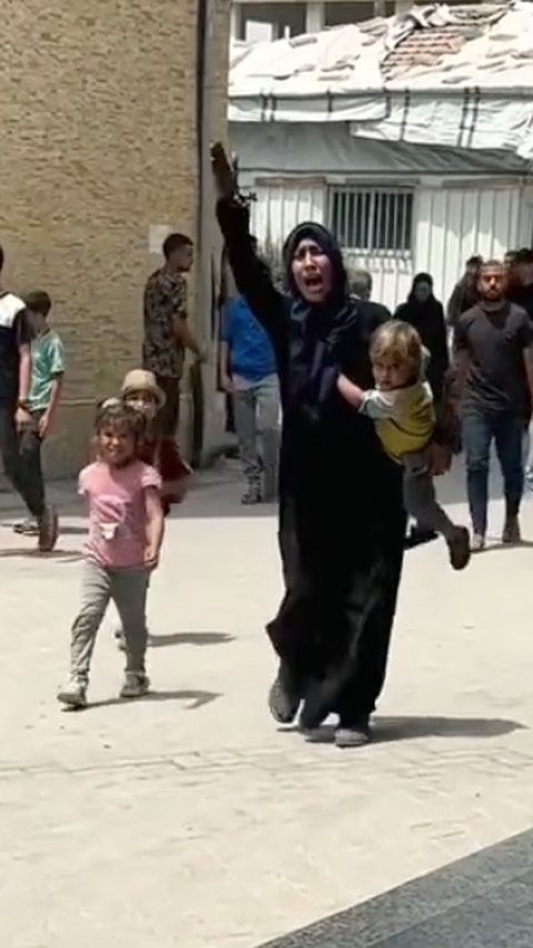 Tangisan Pilu Wanita Palestina di Gaza: Israel Membunuh Suami di Depan Ku dan Anak-Anak