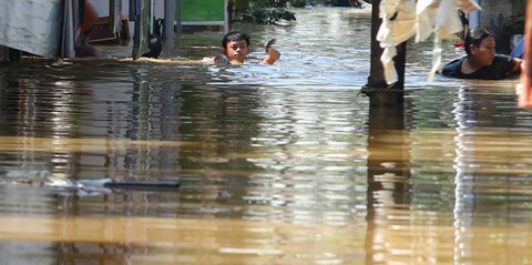 FOTO: Bidara Cina Kembali Terendam, Banjir Capai Dua Meter di Minggu Pagi