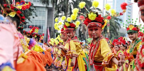 FOTO: “Jakarta dalam Warna”, Ribuan Penari Betawi Semarakkan Bundaran HI di Hari Bebas Kendaraan Bermotor