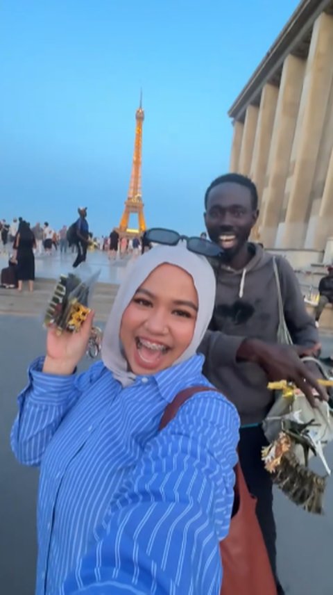 Ada di Paris Tapi Serasa Bekasi, Cewek WNI Sampai Panggil Abang ke Penjual Cenderamata Jago Bahasa Indonesia