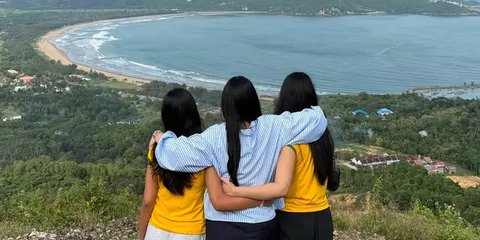Cantik, Potret Annisa Pohan Yudhoyono dan Sang Anak Sedang Nikmati Liburan di Pantai Pacitan