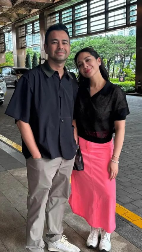 Mix and Match Kemeja Hitam dan Rok Pink Neon ala Nagita Slavina saat Nonton Konser BLACKPINK