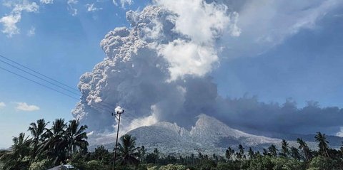 FOTO: Eruspsi Dahsyat Lewotobi Laki-Laki, Kolom Abu Capai 18 Kilometer