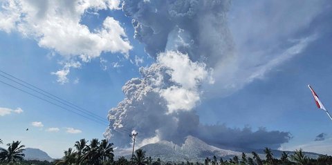 Penampakan Dasyatnya Letusan Gunung Lewotobi Laki-laki, Kolom Abu Capai 18.000 Meter