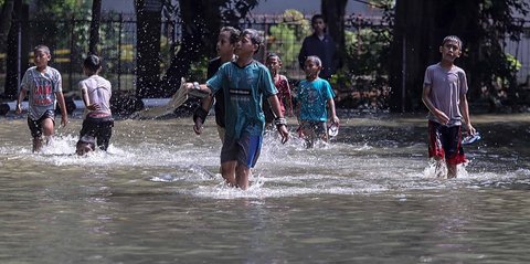 FOTO: Banjir Berangsur Surut, Genangan Masih Rendam Puluhan RT di Jakarta