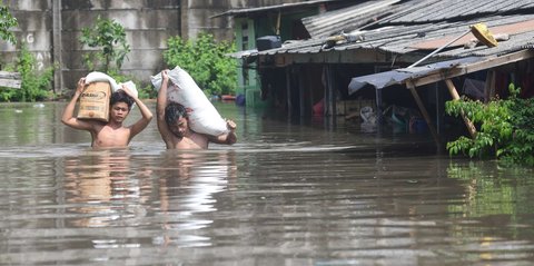 FOTO: Banjir Rendam Permukiman di Cipondoh Tangerang, Ketinggian Capai 1,8 Meter