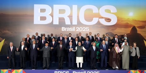 VIDEO: Momen Akrab Prabowo Foto Bareng Pimpinan Anggota BRICS, Berpeci Berdiri Paling Depan