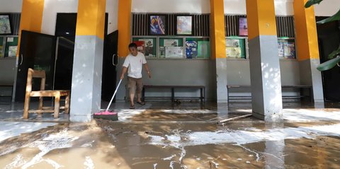 FOTO: Banjir Surut, SMAN 60 Jakarta Dipenuhi Lumpur