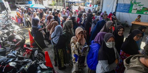 FOTO: KJP Plus Cair, Warga Ramai-Ramai Belanja Sembako Bersubsidi