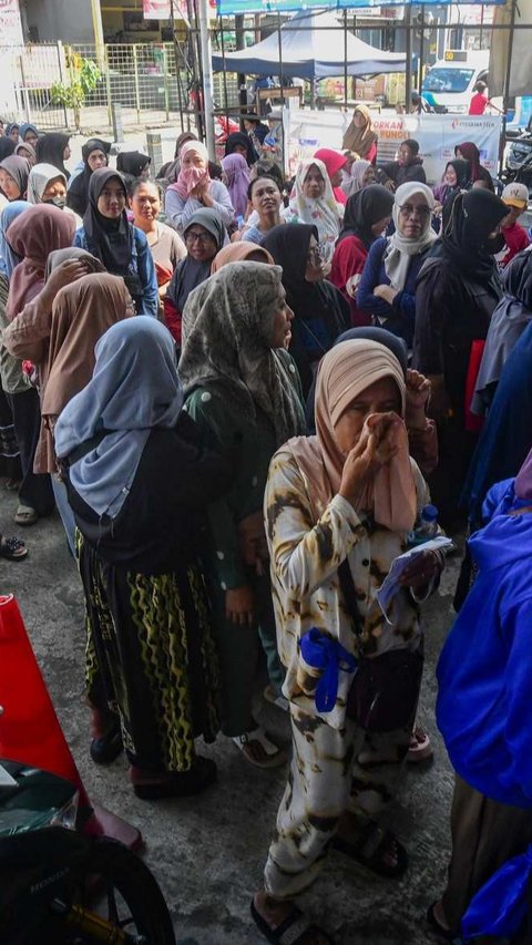 FOTO: KJP Plus Cair, Warga Ramai-Ramai Belanja Sembako Bersubsidi