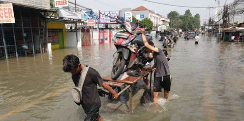 FOTO: Penampakan Terkini Jalur Penghubung Jakarta-Tangerang Lumpuh Akibat Banjir, Puluhan Motor Diangkut Gerobak