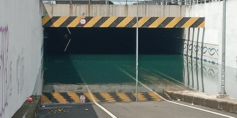 Viral Air Banjir di Bekasi Bening Seperti Kolam Renang, Warga Ramai-Ramai Berenang