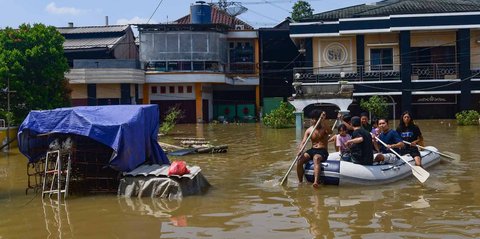 FOTO: Banjir Luapan Kali Angke, Pemuda Tangerang Bahu-Membahu Evakuasi Warga