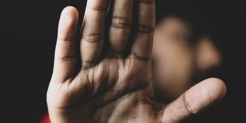 Sekelompok Orang Bully Siswi di Depok Sambil Live, Orang Tua Ngamuk 'Anak Saya Diinjak Kayak Binatang'