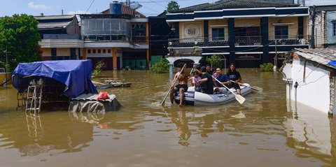 Bermalam di Pengungsian Korban Banjir