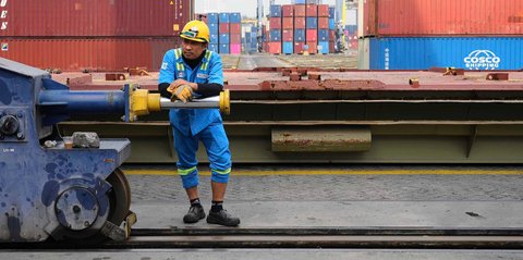 FOTO:  Kesibukan Bongkar Muat Kontainer JICT di Tengah Penetapan Tarif Impor Trump