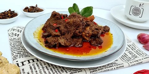 Menteri Cantik Ini Coba Masak Rendang, Begini Hasilnya