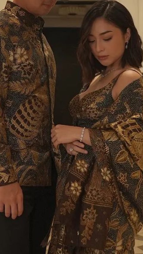 5. Foto Dress Batik Nikita Willy di Resepsi Pernikahan Luna Maya, Gaya Mewah dan Ekslusif