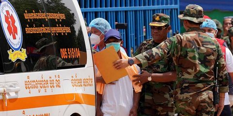 FOTO: Usai Gencatan Senjata, Tentara Kamboja yang Ditahan Dipulangkan Militer Thailand