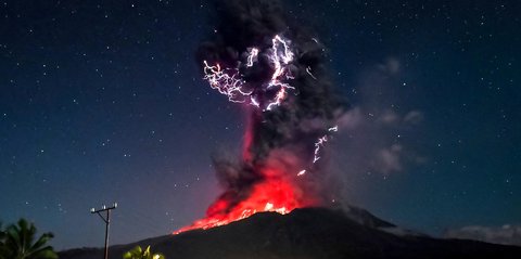 FOTO: Dahsyatnya Erupsi Gunung Lewotobi Laki-Laki, Kilatan Petir Mengiringi Semburan Abu Setinggi 10 Kilometer