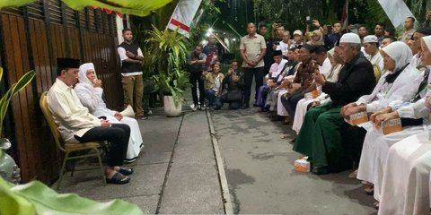 Potret Jokowi Ikut Berdoa Bersama Seratusan Warga NU di Depan Rumah