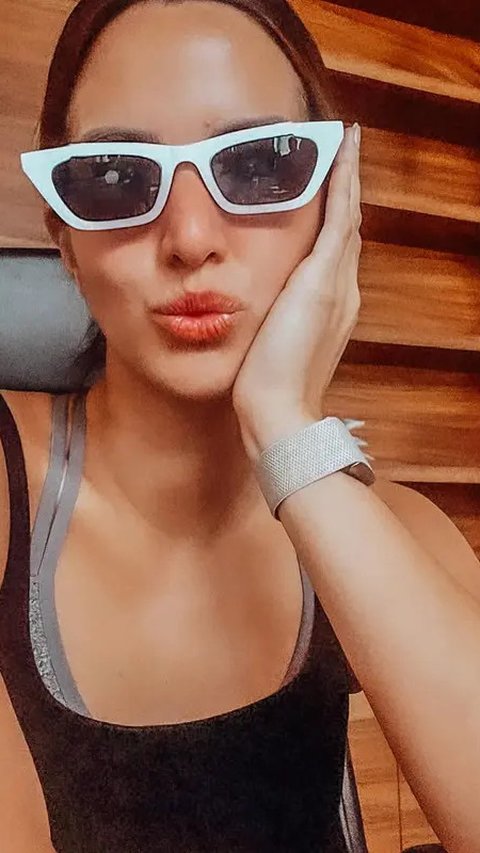Cantik dan Mancung, Ini 7 Model Kacamata Nia Ramadhani Tampil Stylish  dengan Sentuhan Elegan
