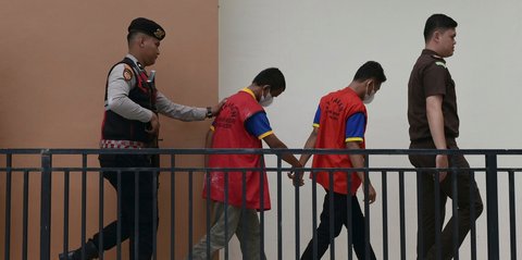FOTO: Terbukti Lakukan Hubungan Sesama Jenis, Dua Pria di Banda Aceh Divonis 80 Kali Cambuk