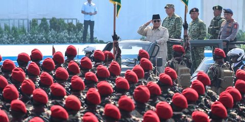 VIDEO: Tatapan Sangar Melotot Ribuan Pasukan TNI, Gagah Depan Prabowo Cek Pasukan di Atas Maung