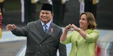 VIDEO: Reaksi Prabowo saat Presiden Peru Beri Tanda Love ke Siswa SD